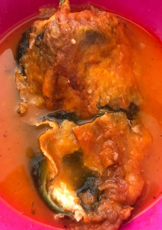 Una foto de Chile relleno en caldo