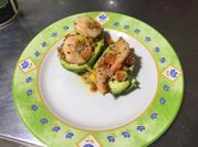 Una foto de aguacates rellenos de fruta