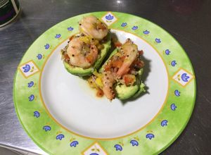 Una foto de Aguacates rellenos de camarón