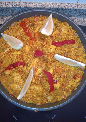 Una foto de Paella de pollo y verduras