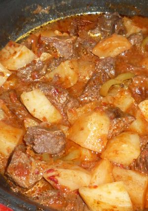 Marhapörkölt burgonyával recept fotója
