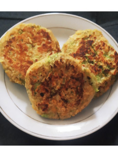 Una foto de Tortitas de brócoli y garbanzo. 🥦