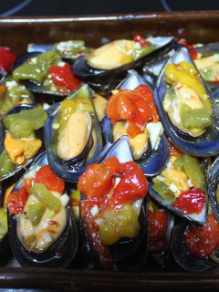 Una foto de Mejillones con ensalada de pimientos asados