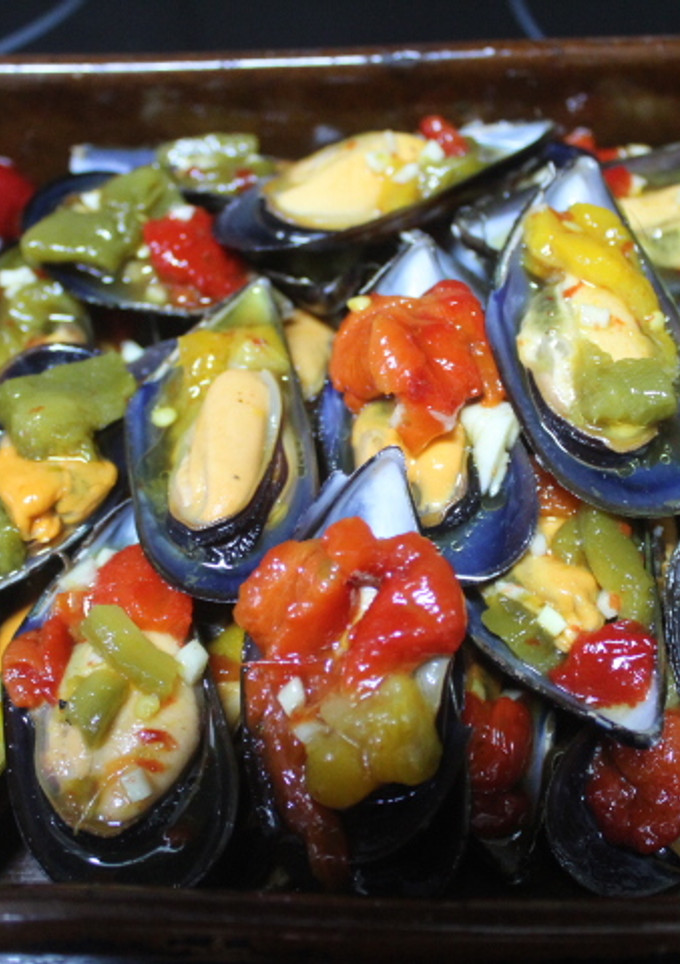 Una foto de Mejillones con ensalada de pimientos asados