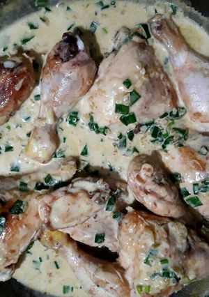 Una foto de Pollo con crema y cebolla de verdeo