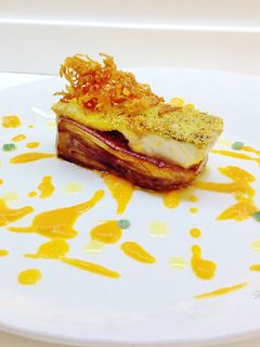 Foto di Spigola su zoccolo di melanzana e vellutata di pomodoro