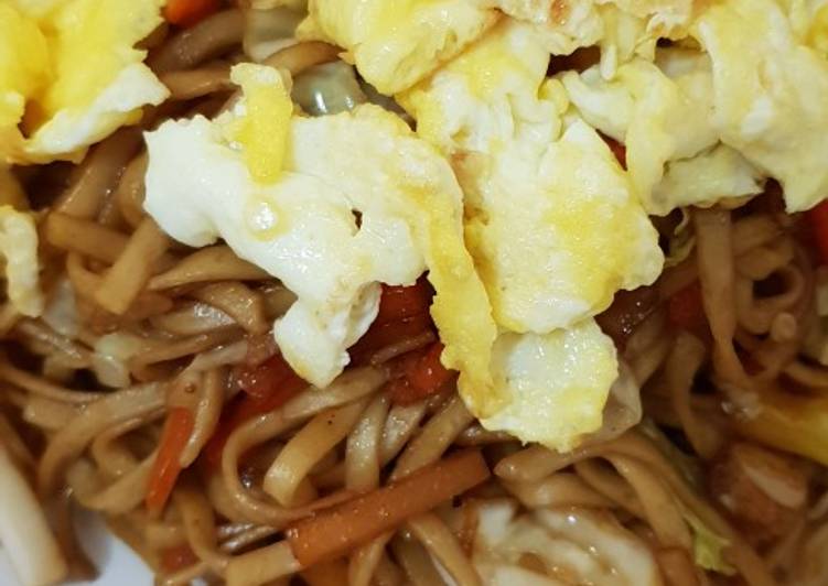 Cara Gampang Membuat Mie goreng sayur pedas manis yang Bisa Manjain Lidah