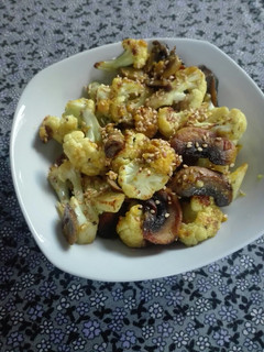 Una foto de Coliflor y champiñones a la cúrcuma
