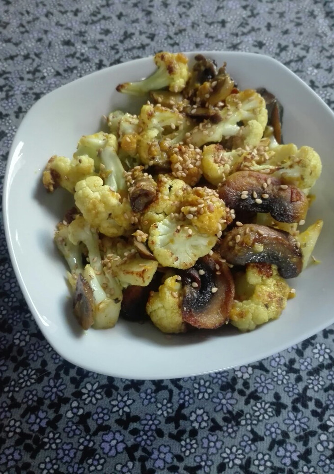 Una foto de Coliflor y champiñones a la cúrcuma