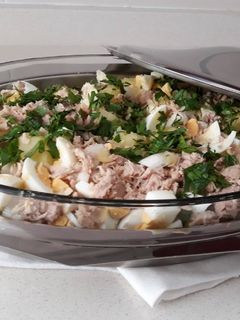 Una foto de Papas aliñás con atún y huevo