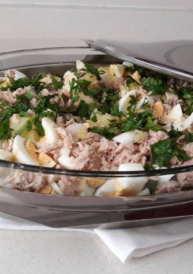 Una foto de Papas aliñás con atún y huevo