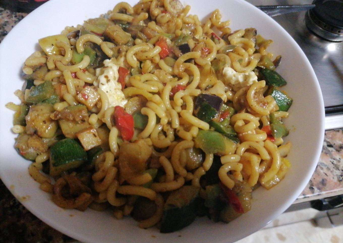 Fideuá con verduras y queso fresco