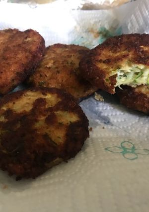 Una foto de Tortitas de molida de pollo con calabazita súper fácil
