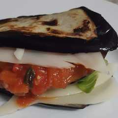 Una foto de Sándwich de berenjenas asadas🍅🍆🥬