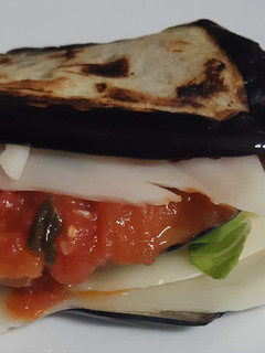 Una foto de Sándwich de berenjenas asadas🍅🍆🥬