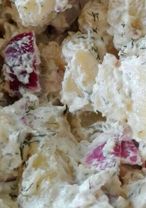 Kapros, tejfölös, lilahagymás krumplisaláta recept fotója