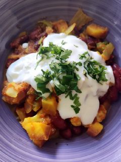 Una foto de Alubias rojas con verduras y tomate