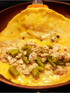Una foto de Tortilla de bonito en escabeche, cebolla pochada y piparras 💃💃