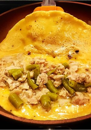 Una foto de Tortilla de bonito en escabeche, cebolla pochada y piparras 💃💃