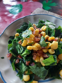 Una foto de Ensalada de espinacas con tocino