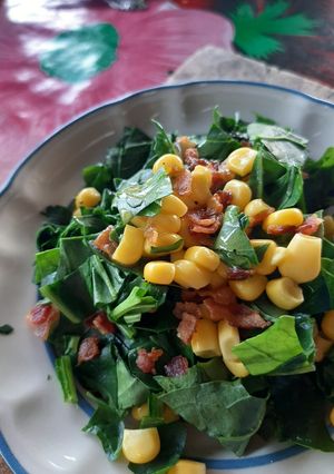 Una foto de Ensalada de espinacas con tocino