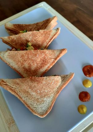 ভেজিটেবল ব্রাউন ব্রেড স্যান্ডউইচ (Vegetable bread sandwich recipe in Bengali) রেসিপির প্রধান ছবি