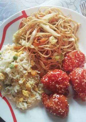Szezámmagos csirke pirított tésztával és tojásos rizzsel recept fotója