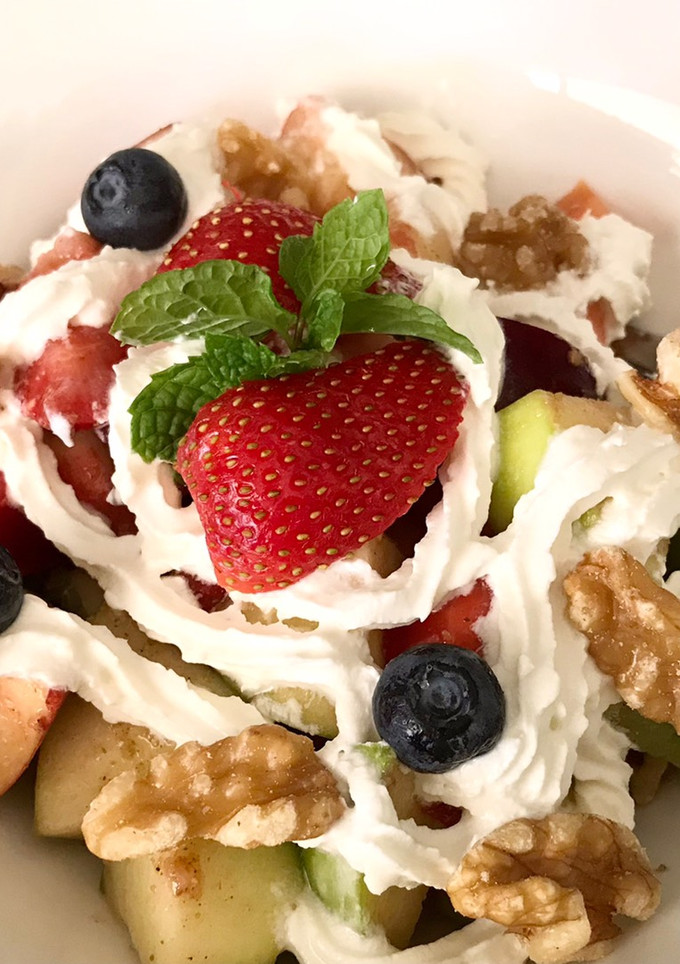वॉलनट क्रिमी फ्रूट सैलेड (walnut creamy fruit salad recipe in Hindi) रेसिपी मुख्य फोटो