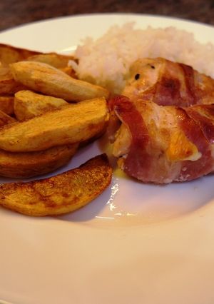 Baconbe tekert sajtos csirkemell recept fotója