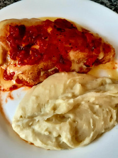 Una foto de Milanesas de pollo con muzzarella y salsa filetto🇺🇾