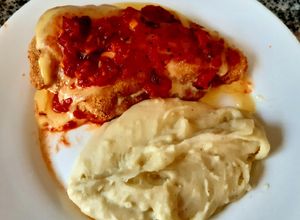 Una foto de Milanesas de pollo con muzzarella y salsa filetto🇺🇾