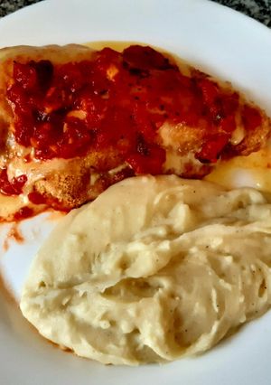Una foto de Milanesas de pollo con muzzarella y salsa filetto🇺🇾