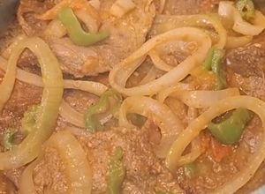 Foto de Bife com Pimentão e Cebolas