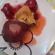 Postre a tres temperaturas. Peras al vino tinto, ciruelas en almíbar de aperol y helado