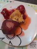 Postre a tres temperaturas. Peras al vino tinto, ciruelas en almíbar de aperol y helado
