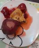 Postre a tres temperaturas. Peras al vino tinto, ciruelas en almíbar de aperol y helado