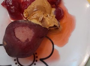 Una foto de Postre a tres temperaturas. Peras al vino tinto, ciruelas en almíbar de aperol y helado