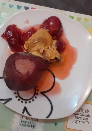 Una foto de Postre a tres temperaturas. Peras al vino tinto, ciruelas en almíbar de aperol y helado