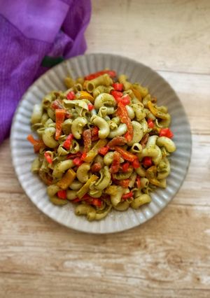 A picture of Basil pesto macaroni.