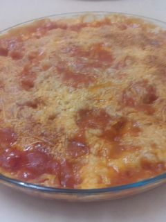 Una foto de Tortilla de tomate solis, nata, y queso rallado