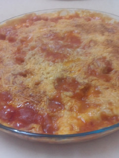 Una foto de Tortilla de tomate solis, nata, y queso rallado