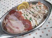 Una foto di antipasto con mazzancolle