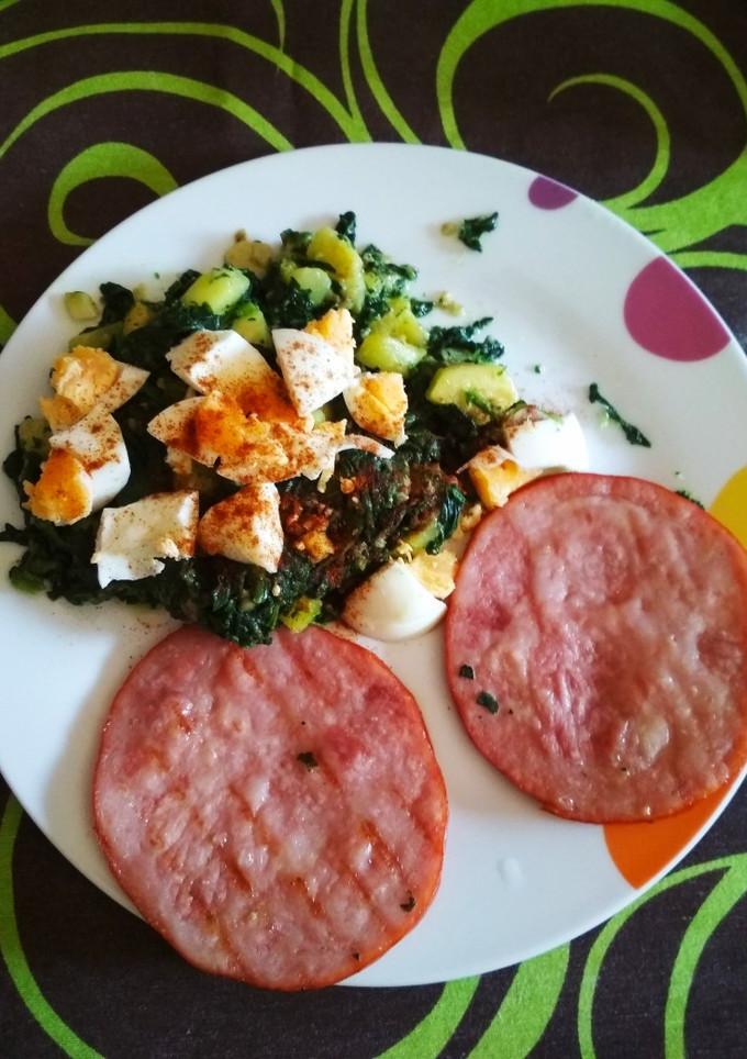 Una foto de Revuelto de espinacas con lomitos