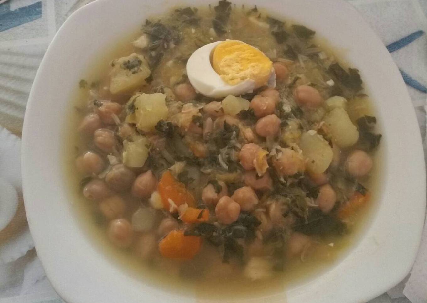 Potaje de garbanzos con bacalao y acelgas