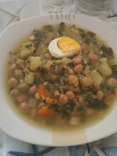 Una foto de Potaje de garbanzos con bacalao y acelgas