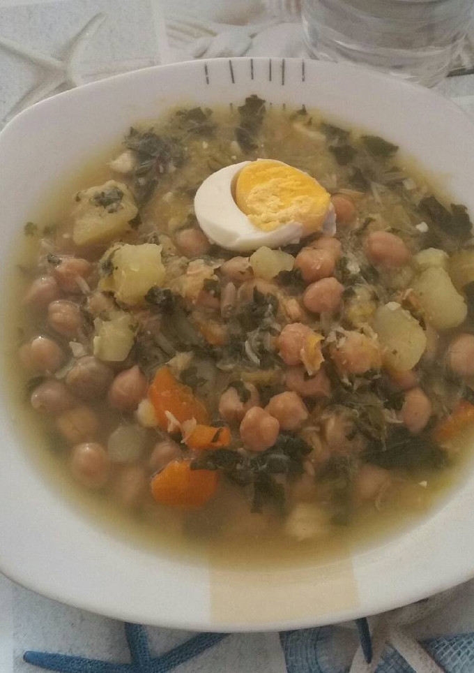 Una foto de Potaje de garbanzos con bacalao y acelgas