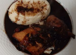 Una foto de Patitas y muslos de pollo en salsa de caramelo c/arroz y coco