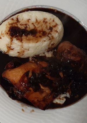 Una foto de Patitas y muslos de pollo en salsa de caramelo c/arroz y coco
