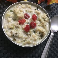 A picture of Gobhi in white gravy.