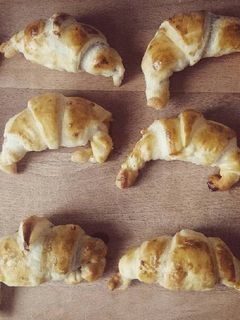 Una foto de Croissants rellenos de chocolate y mermelada de melocotón